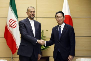 Le chef de la diplomatie iranienne Hossein Amir Abdollahian rencontre le Premier ministre japonais Fumio Kishida à Tokyo, le 7 août 2023.