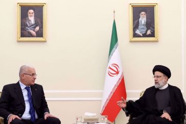 Le président iranien, Ebrahim Raïssi (D), lors d'une rencontre avec le président de l'Assemblée populaire nationale algérienne, Brahim Boughali, Téhéran, le 22 août. © IRNA