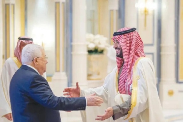 Le président palestinien Mahmoud Abbas et le prince héritier saoudien Mohammad ben Salmane