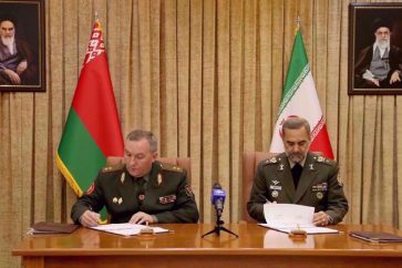 Le ministre iranien de la Défense le général de brigade Mohammad Reza Ashtiani (droite), et son homologue biélorusse Viktor Khrenin le lundi 31 juillet 2023 à Téhéran. ©IRNA