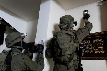 Les soldats israéliens prennent les dimensions pour détruire la maison familiale de l'un des deux auteurs de l'opération d'al-Khalil