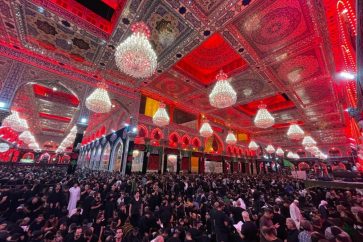 Le mausolée de l'Imam Hussein à Kerbala bondé de fidèles
