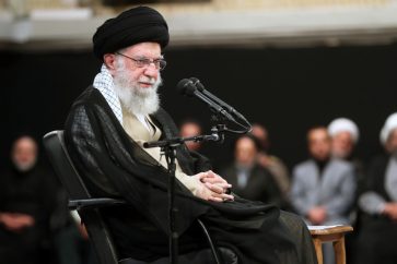 Le Leader de la Révolution islamique d'Iran, l'Ayatollah Seyyed Ali Khamenei, reçoit en audience des milliers de personnes des provinces du Sistan-et-Baloutchistan et du Khorassan du Sud à Téhéran, le 11 septembre 2023. (Credit photo: khamenei.ir)
