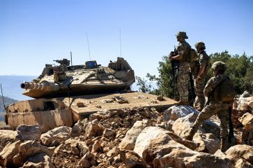 Soldats libanais en face du char israélien