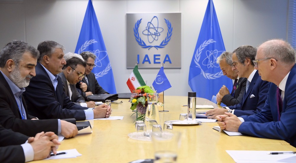 Le chef de l'Organisation iranienne de l'énergie atomique, Mohammad Eslami et le directeur général de l'Agence internationale de l'énergie atomique (AIEA), Rafael Mariano Grossi lors d'une réunion à Vienne, le 25 septembre 2023. (Crédit photo: l'Organisation iranienne de l'énergie atomique)