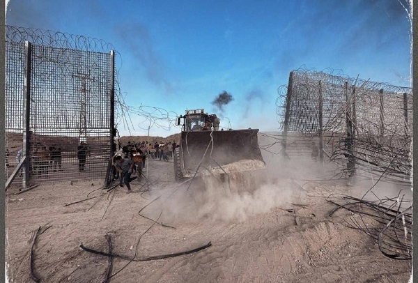 Un bulldozer palestinien qui fonce sur la barrière frontalière