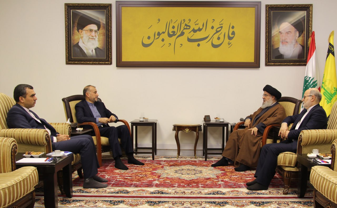 Le ministre iranien Hossein Amir Abdollahian s'est entretenu avec le secrétaire général du Hezbollah Sayed Hassan Nasrallah, le 22 novembre 2023, à Beyrouth.