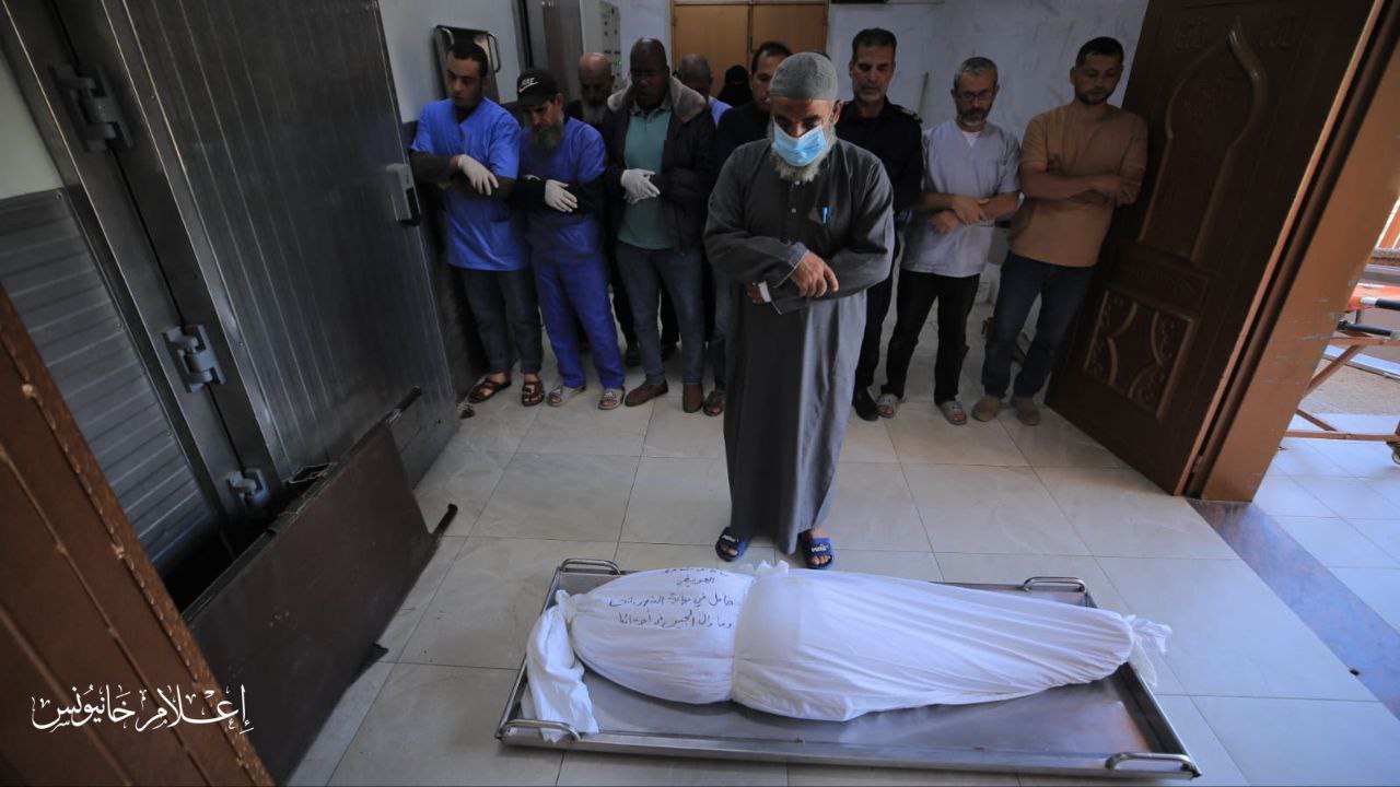 Une fille de la famille Al-Awaiti, enceinte de son dernier mois, avec son fœtus encore dans son ventre, a trouvé le martyr à la suite de l'attaque israélienne contre leur maison dans le quartier Cheikh Nasser, au centre de Khan Younes
