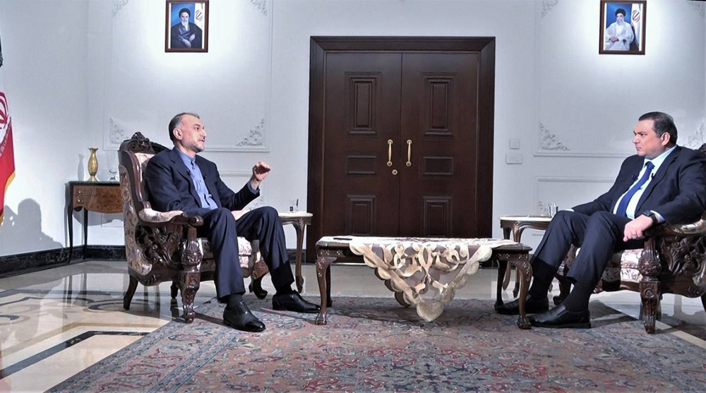 Le ministre iranien des Affaires étrangères Hossein Amir-Abdollahian (G) s'exprime lors d'un entretien avec la chaîne de télévision libanaise Al Mayadeen. (Crédit photo: mfa.ir)