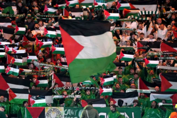 Les supporters du Celtic ont brandi des milliers de drapeaux palestiniens lors du match contre l'Atletico Madrid le mois dernier. ©PA via AP et Al-Jazeera