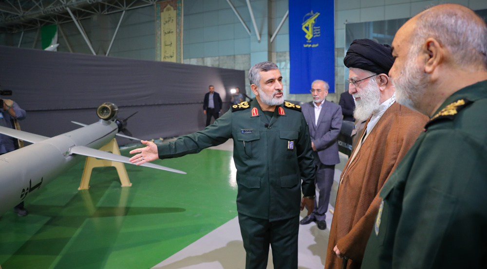 Le Leader de la Révolution islamique visite l'exposition des derniers acquis de la Force aérospatiale du CGRI, le 19 novembre 2023. ©Khamenei.ir