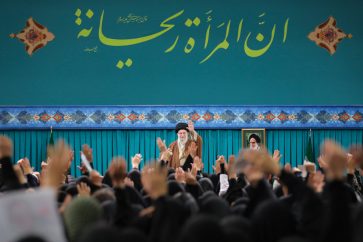 Le Leader de la Révolution islamique d'Iran l'Ayatollah Khamenei reçoit en audience un groupe de femmes issues de différentes couches de la société, le 27 décembre 2023 à Téhéran. ©khamenei.ir