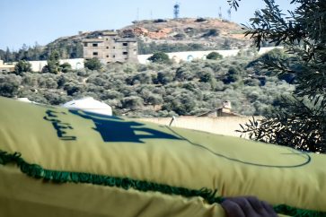 Funérailles d'un martyr du Hezbollah en face de la colonie de Metulla.