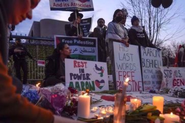 Des gens allument des bougies lors d’une veillée à la mémoire de l’aviateur américain Aaron Bushnell devant l’ambassade israélienne à Washington, le 26 février 2024. (Photo par AP)