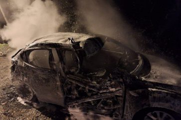 Une voiture israélienne endommagé par les tirs du Hezbollah contre les colonies du Nord.
