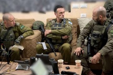 Le chef de l'armée d'occupation Herzi Halevy (au centre) et le chef de la 98e brigade Dan Goldfus (à droite)