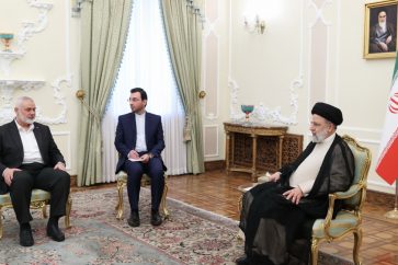 Réunion entre le président iranien, Ebrahim Raïssi (D), et le chef du bureau politique du Hamas, Ismaïl Haniyeh, Téhéran, le 27 mars. © President.ir