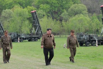 Kim Jong Un "a dirigé un exercice tactique combiné simulant une contre-attaque nucléaire impliquant des lance-roquettes multiples de très grande taille".