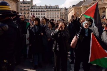 Des étudiants ont manifesté jeudi 25 avril 2024 place du Panthéon à Paris afin de dénoncer la « complicité » de la France et d’Emmanuel Macron dans le « génocide » en cours à Gaza. ©Anadolu
