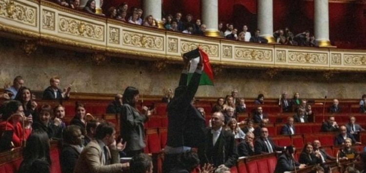 <a href="https://french.almanar.com.lb/2951456">Vacarme dans le parlement français après qu’un député LFI a brandi le drapeau palestinien. Meyer Habib qualifié de &lsquo;cochon&rsquo;</a>