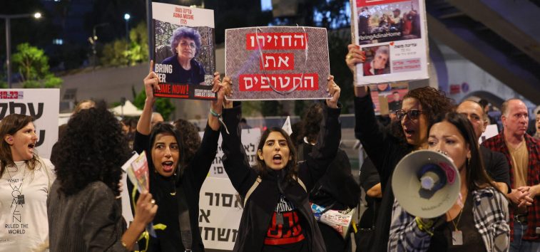 <a href="https://french.almanar.com.lb/2927740">Manifestations des familles de prisonniers israéliens devant le siège de Netanyahu pour exiger un accord d&rsquo;échange</a>