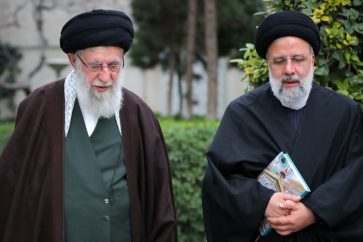 Le Leader de la RII, l'Ayatollah Sayed Ali Khamenei et le président martyr Ebrahim Raïssi. (Photo via leader.ir)