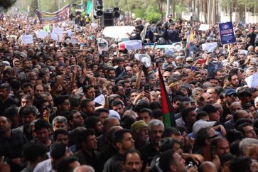 Une foule immense à Birjand chef-lieu de la province du Khorassan méridionale pour dire adieu à leur chef du pouvoir exécutif, le jeudi 23 mai 2024. ©DEFA Press