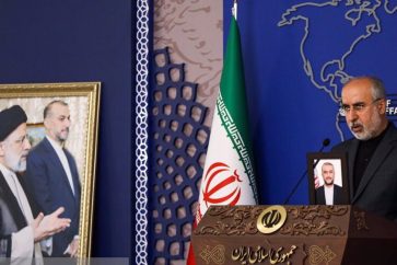 Le porte-parole du ministère iranien des Affaires étrangères, Nasser Kanaani, s’exprime lors de sa conférence de presse hebdomadaire, lundi 27 mai 2024, à Téhéran. ©ISNA