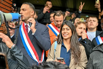 Plusieurs cadres de La France insoumise, dont Sébastien Delogu, Rima Hassan et Louis Boyard, ont rejoint des manifestants pro-Palestine devant le siège de TF1, à Boulogne-Billancourt, le 30 mai 2024. © Henrique Campos / Hans Lucas / Reuters