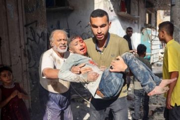 Un enfant palestinien par les bombardements israéliens contre Gaza