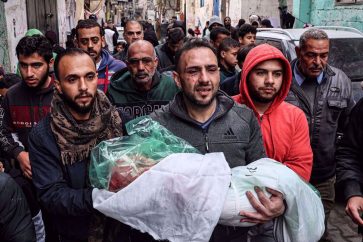 Un homme porte le corps de sa fille, tuée dans un bombardement israélien sur Rafah, le 17 janvier 2024. ©AFP