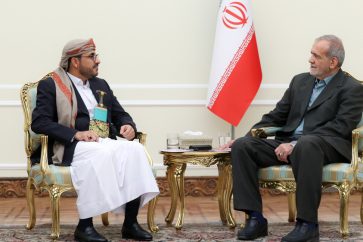 Le président iranien, Massoud Pezeshkian (D) rencontre le porte-parole du mouvement de résistance yéménite Ansarallah, Mohamed Abdel-Salam, à Téhéran le 29 juillet 2024. (president.ir)