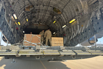 Un C-17 américain transporte des caisses de munitions américaines destinées à Israël à la base aérienne de Nevatim, le 13 octobre 2023. ©AP