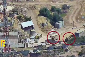 Des chars israéliens visés par les tirs du Hezbollah, à la frontière du sud-Liban.