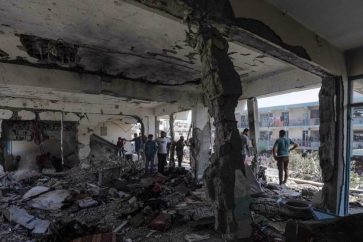 Des Palestiniens inspectent une école de l’UNRWA détruite à la suite d’une frappe aérienne israélienne dans le camp de réfugiés de Nuseirat, dans le centre de la bande de Gaza, le 6 juin 2024. © EPA
