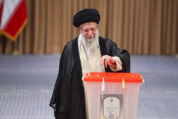 L'Ayatollah Sayed Ali Khamenei, a voté au deuxième tour de l'élection présidentielle dans un bureau de vote à Téhéran, le vendredi 5 juillet 2024. © Mehr News
