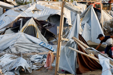 Un Palestinien cherche ses affaires dans les tentes inutilisables. ©Farsnews