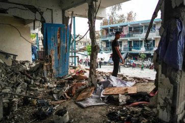 Un garçon se tient au milieu des décombres d’une salle détruite de l’école de l’UNRWA, touchée par un bombardement israélien, à Nusseirat, le 6 juin 2024. ©AFP