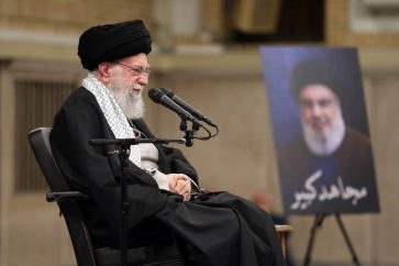 Le Leader de la Révolution islamique, l'Ayatollah Ali Khamenei, rencontre un groupe d'élite et de talents scientifiques à Téhéran le 2 octobre 2024. (Photo de leader.ir)