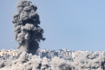 Une épaisse fumée noire se dégage des décombres d'un bâtiment bombardé par l'armée israélienne à Gaza. ©AFP