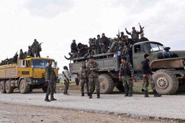 Des soldats de l'armée syrienne avancent dans la ville de Tall Sultan en direction de la ville de Saraqeb, dans la province d'Idlib, dans le nord-ouest de la Syrie, le 5 février 2020. ©AFP