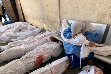 Une Palestinienne pleure sur le corps d’un enfant alors qu’elle est assise à côté des corps de Palestiniens massacrés dans des frappes aériennes israéliennes contre le camp de réfugiés de Jabalia, à l’hôpital indonésien, au nord de la bande de Gaza, le 18 novembre 2023. ©AP