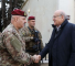 Le Premier ministre Nagib Mikati et le chef de l'armée libanaise le général Joseph, lors d'une tournée d'inspection au sud-Liban, le 23 décembre 2024.