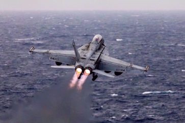 Un F/A-18 de l'US Navy dans le sud de la mer Rouge (Par Bloomberg)