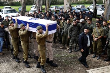 Des soldats israéliens portent le cercueil d’un sergent-major réserviste tué à Gaza, le 23 janvier 2024. ©Reuters