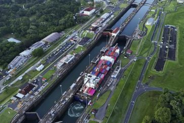 Le canal de Panama est une voie navigable entre l'Atlantique et le Pacifique