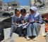 Les élèves font leurs devoirs sur les décombres de la maison de leur professeur Alaa Abu Mustafa, dont la maison a été détruite lors des attaques de l'armée israélienne, à Khan Younes, Gaza, le 03 septembre 2024.