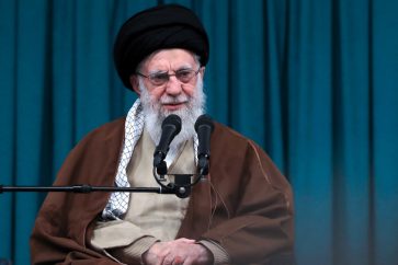 Le Leader de la Révolution islamique, l'Ayatollah Seyyed Ali Khamenei, s'adresse à des groupes de personnes à la veille du cinquième anniversaire du martyre du général de corps d'armée Qassem Soleimani à Téhéran, le 1er janvier 2025. (Photo de khamenei.ir)