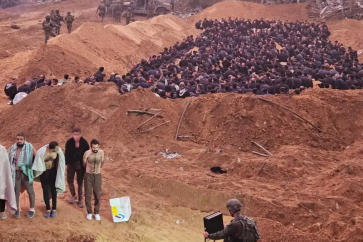 Le Dr Khalid Hamoudeh (avec une couverture bleue, à gauche) et le Dr Wadee Qasem (torse nu), qui travaillaient à l'hôpital Kamal Adwan à Beit Lahia dans le nord de Gaza, figuraient parmi les personnes détenues par les forces d’occupation israélienne en décembre 2023.