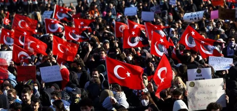 <a href="https://french.almanar.com.lb/3213795">Turquie: une contestation qui dépasse le cas du maire d&rsquo;Istanbul</a>